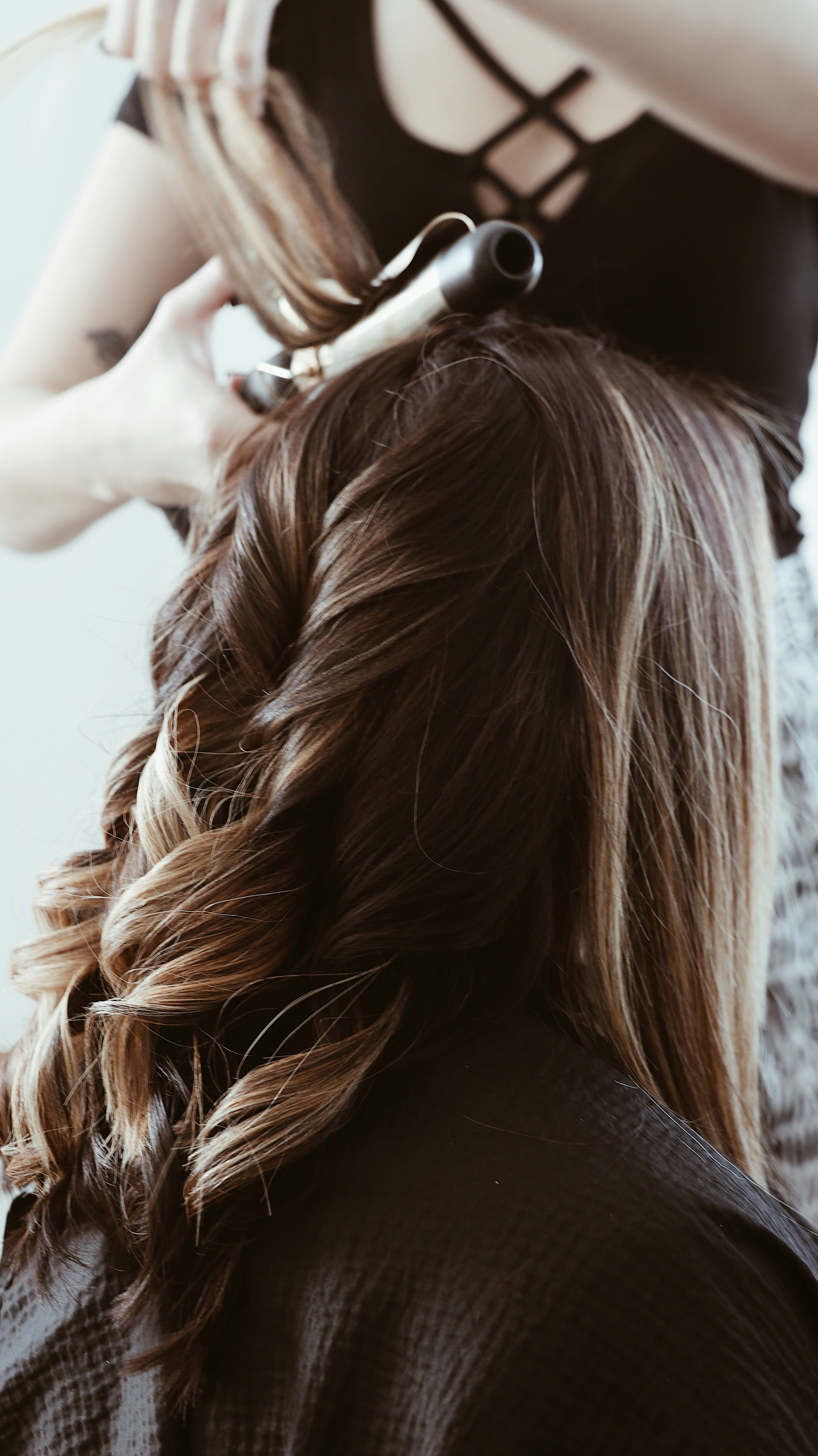 スタイリストがアイロンでヘアセットする施術風景