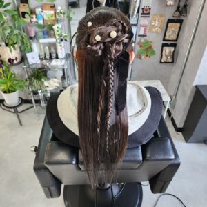 タイトなストレートヘアと、細かな三つ編みを組み合わせた立体的なハーフアップ。質感にこだわったヘアデザイン