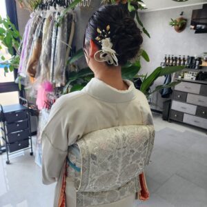 結婚式や式典にふさわしい、落ち着いたシニヨンヘアセットと美しい帯結びの着付け事例