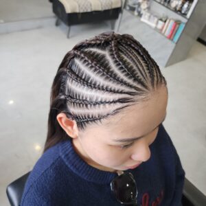 サイドに美しい曲線を描くコーンロウのヘアセットデザイン