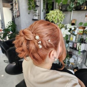 カールをきかせた華やかなパーティーヘア。上すぎず下すぎずな中間にボリュームのあるスタイル