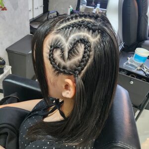 細かく編み込まれたハーフコーンロウ。片側はハート型に編み込まれている。