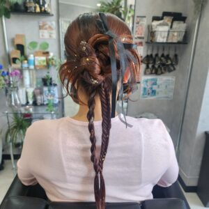 毛先に遊びのある流行りのカチモリスタイル。アクセサリーにはリボンが合わせられ華やな印象に