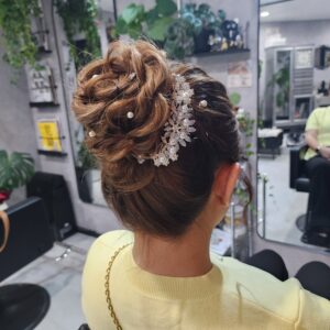 高めにまとめられたお団子ヘアセット。とても華やかなスタイル